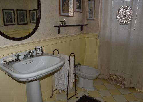 een badkamer met een wastafel en een toilet bij Ca' Mia Ca' Tua in La Loggia