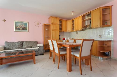 Dapur atau dapur kecil di Apartments Tomislav