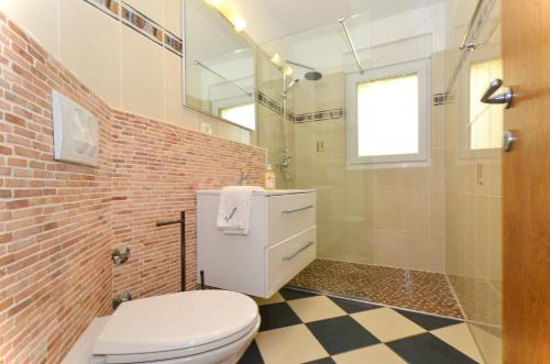 Bilik mandi di Apartments Tomislav