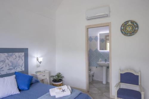 1 dormitorio con 1 cama y baño con lavamanos en Il Mandorlo en Tramonti