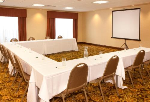 a row of tables in a room with a screen at Country Inn & Suites by Radisson, Knoxville at Cedar Bluff, TN in Knoxville