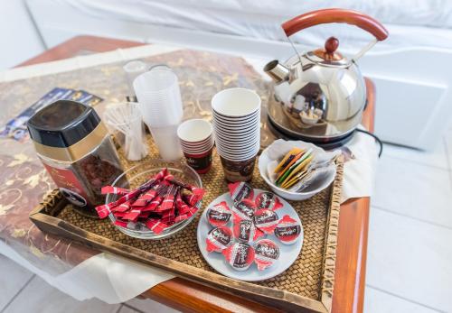 taca z ciastkami i czajnik do herbaty na stole w obiekcie Pension U Zámku w Czeskim Krumlovie