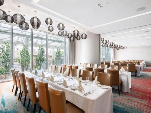 En restaurant eller et andet spisested på Capri by Fraser China Square, Singapore