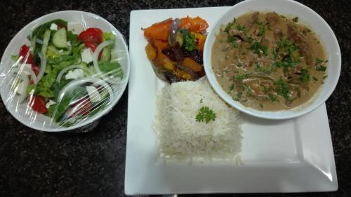 Makanan di atau berdekatan rumah tamu ini