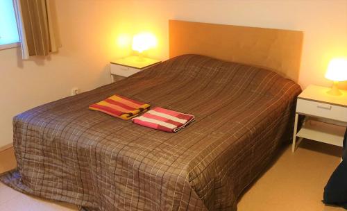1 dormitorio con 1 cama con 2 toallas en Tihase studio apartment with sauna, en Tallin