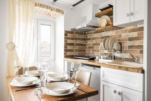 مطبخ أو مطبخ صغير في Sky Loft Corfu Old Town Apartments