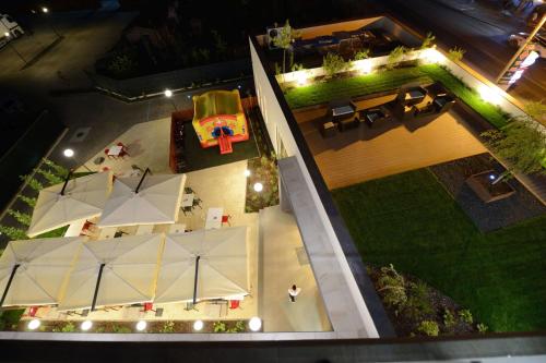an overhead view of an outdoor patio at night at Hotel Galaxy in Timişoara