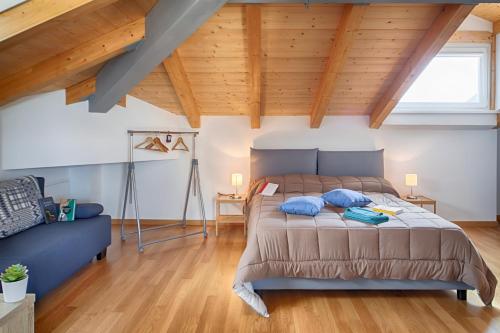 una camera con letto e soffitto in legno di Liberty Sul Golfo a Trieste