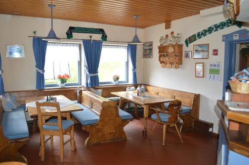 Reštaurácia alebo iné gastronomické zariadenie v ubytovaní Gasthof Tauernalm