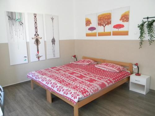 una camera da letto con letto e quadri alle pareti di Feel at home studio apartment a Matulji (Mattuglie)
