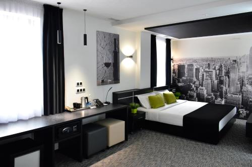 Кровать или кровати в номере Art Hotel Bishkek
