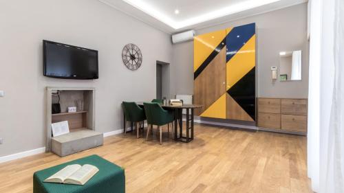 una sala de estar con una mesa y una gran pintura en la pared en Italianway - Vigna 3, en Milán