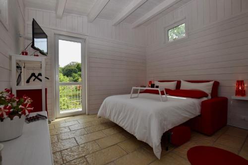 una camera con letto e finestra di Casa Vacanze Irmino Garden a Ragusa