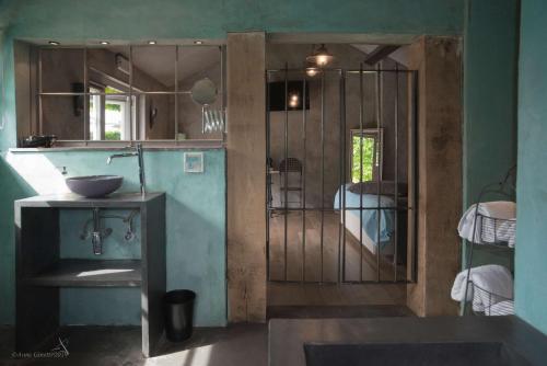 Ванная комната в Les Chambres du Vivier, chambres d'hôtes et gîte - à 100m -