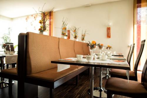a dining room with a table with cups on it at Hotel Garni Toscanina - Adults Only in Bad Radkersburg