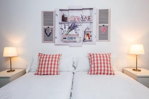Postel nebo postele na pokoji v ubytování Apartamentos Cornellalux