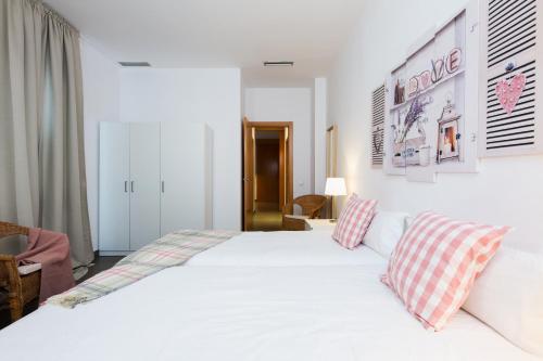Postel nebo postele na pokoji v ubytování Apartamentos Cornellalux