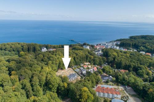 een luchtzicht op een stad midden in een bos bij Ferienwohnung Waldperle in Ostseebad Sellin