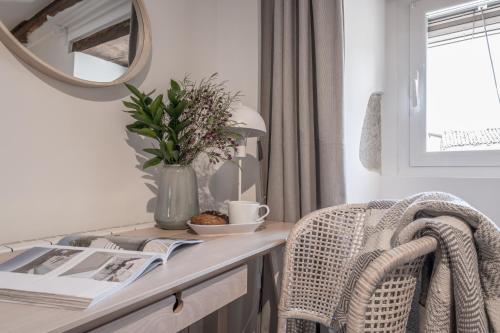 a dressing table with a mirror and a chair at AT rural Erro Center in Erro