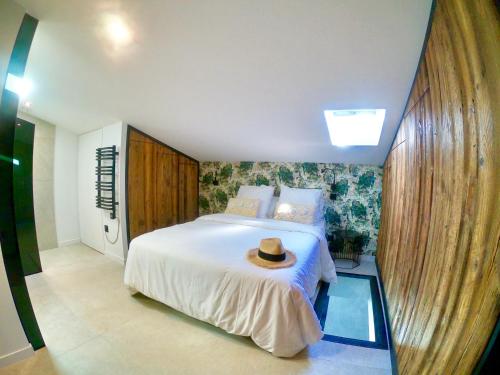 A bed or beds in a room at CASA JUNGLE ! Superb duplex apartment, Place des LICES !