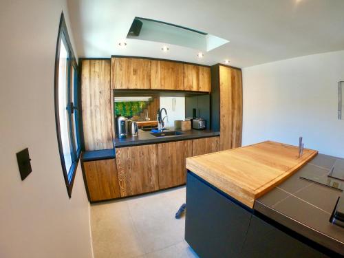 une cuisine avec des armoires en bois et un comptoir dans l'établissement CASA JUNGLE ! Superb duplex apartment, Place des LICES !, à Saint-Tropez