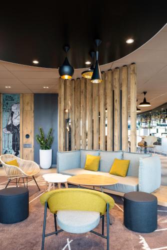 Coin salon dans l'établissement ibis budget Gonesse Le Bourget