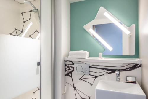 Salle de bains dans l'établissement ibis budget Gonesse Le Bourget