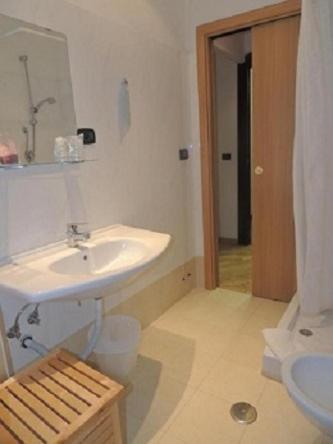 フィウッジにあるHotel delle Terme & Spaの洗面台とトイレ付きのバスルーム