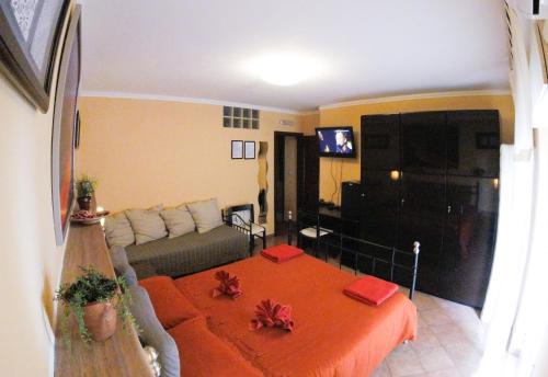 - un salon avec un lit et un canapé dans l'établissement Tano's, à Giardini Naxos