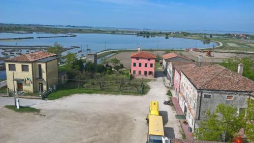 une vue aérienne sur une ville avec une rivière et des bâtiments dans l'établissement Damo Stefania Blu Hause Marina, à Cavallino-Treporti
