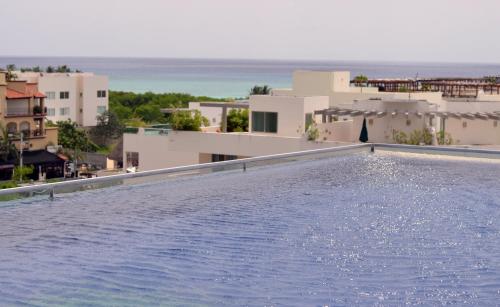 una piscina en la azotea de un edificio con vistas en LOTUS by Playa District, en Playa del Carmen