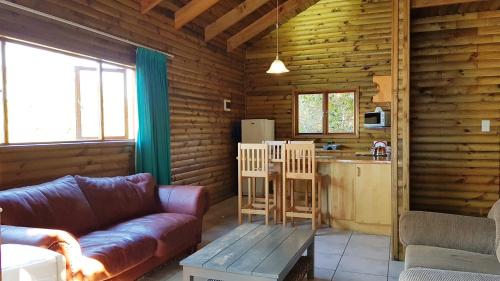 Η κουζίνα ή μικρή κουζίνα στο Pirates Creek Self-Catering Chalets