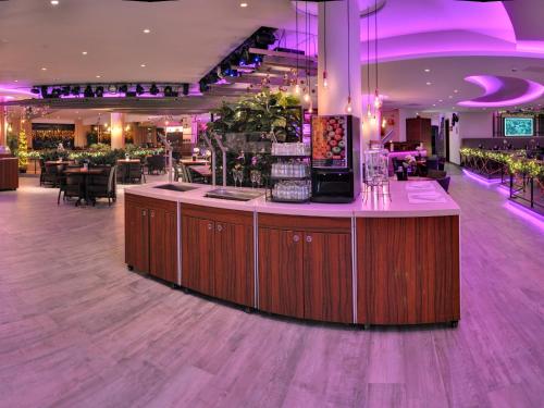 een bar in een restaurant met paarse verlichting bij Vakantiehotel Der Brabander Apartments in Winterberg