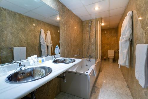 Phòng tắm tại Oca Villa de Avilés Hotel