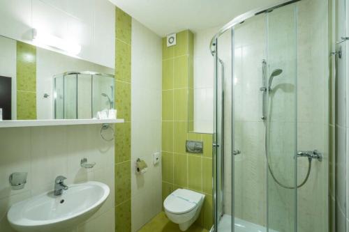 ein Bad mit einer Dusche, einem WC und einem Waschbecken in der Unterkunft BNC Hotel - Restaurant - Bowling in Bratislava