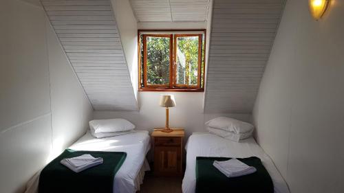 Ένα ή περισσότερα κρεβάτια σε δωμάτιο στο Pirates Creek Self-Catering Chalets