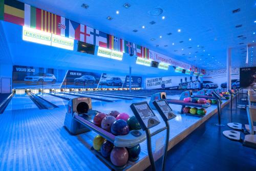 basen z kręgielnią w centrum handlowym w obiekcie BNC Hotel - Restaurant - Bowling w Bratysławie