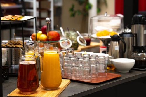 a counter with two glasses of beer and jars of fruit at Hotell Kvarntorget in Uppsala