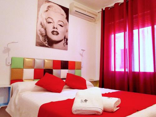 a bedroom with a bed with red pillows at Almagro a un paso in Almagro