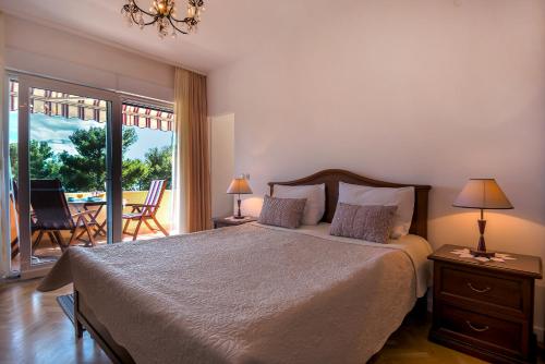 um quarto com uma cama e vista para um pátio em Apartments Emi em Split