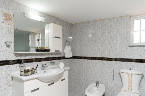 Ένα μπάνιο στο M & S Villa - 4 bedroom villa with heated pool