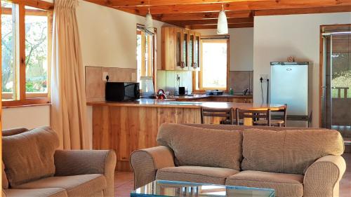 Η κουζίνα ή μικρή κουζίνα στο Pirates Creek Self-Catering Chalets