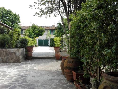 a courtyard with potted plants and a building at L'OZioRinco Apartments in Florence