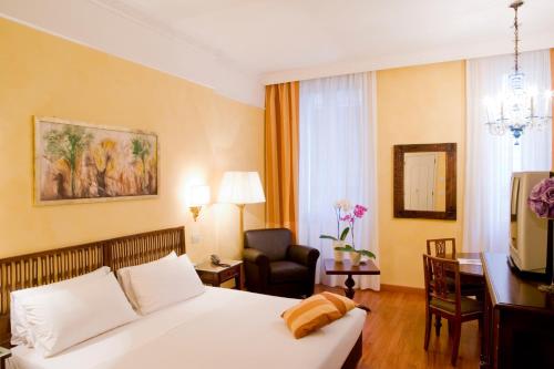 Tempat tidur dalam kamar di Astoria Hotel Italia