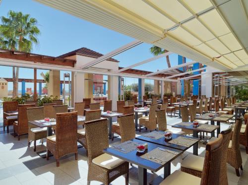 Un restaurante u otro lugar para comer en H10 Tindaya