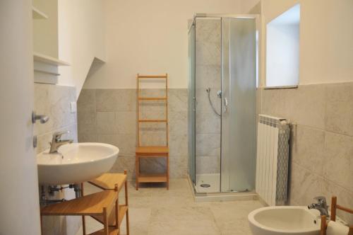 een badkamer met een wastafel en een douche bij Villa Lucia home holiday in Carrodano Inferiore