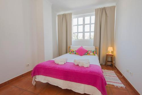 ヴィラ・ノヴァ・デ・ミルフォンテスにあるSUNNY HOUSE by Stay in Alentejoのベッドルーム1室(ピンクの毛布を使用した大型ベッド1台付)