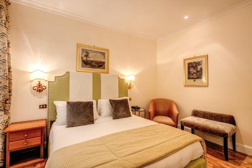 Llit o llits en una habitació de Hotel Cortina