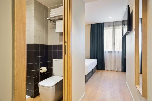 Kamar mandi di Hotel Brick Barcelona