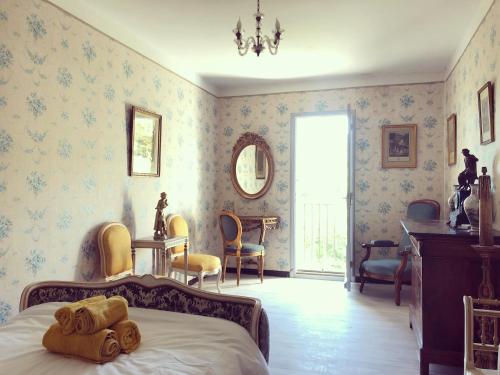 um quarto com uma cama com uma toalha em La Maison Cayre, stylish house and terrace, Berlou, natural park em Berlou